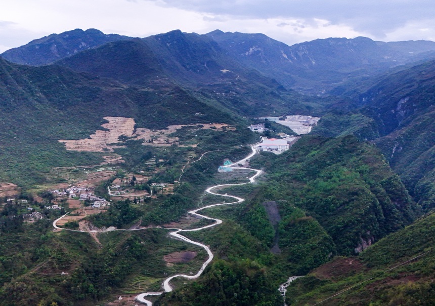 烏蒙山下，渝昆高鐵昭通隧道三號(hào)橫洞的入口。張永超攝