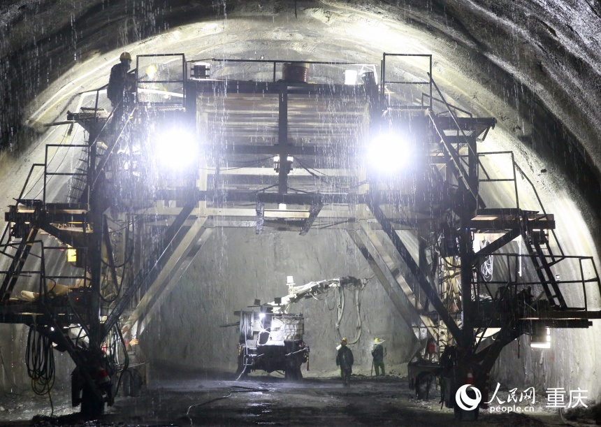 昭通隧道三號(hào)橫洞正洞掘進(jìn)現(xiàn)場(chǎng)。人民網(wǎng)記者 劉政寧攝