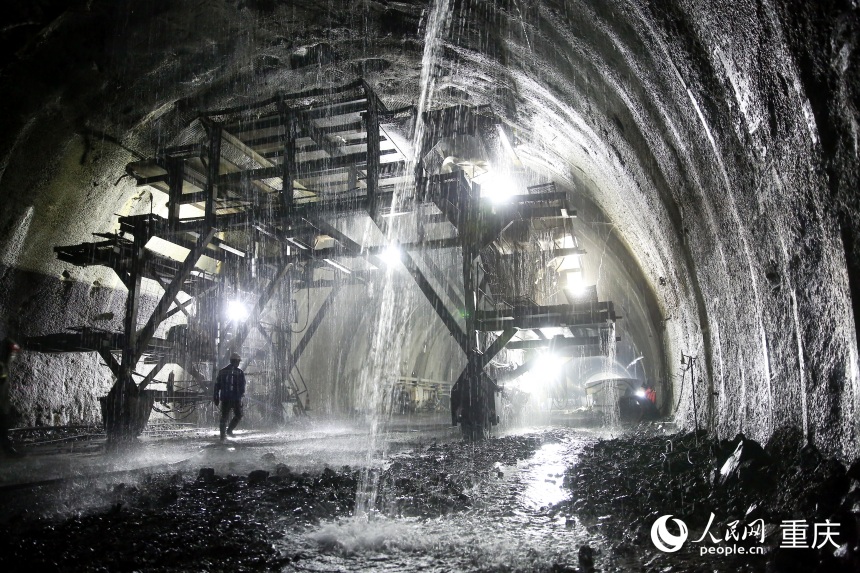 昭通隧道巖溶及巖溶水極其發(fā)育。人民網(wǎng)記者 劉政寧攝