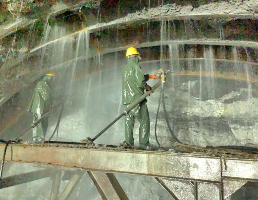 施工人員在隧道內(nèi)鉆孔作業(yè)。中鐵隧道局供圖