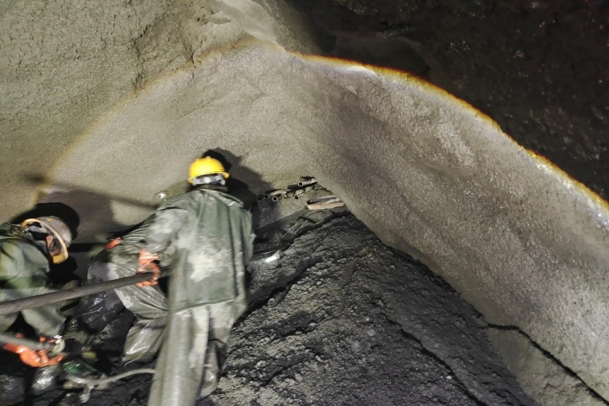 二號(hào)斜井正洞作業(yè)現(xiàn)場(chǎng)。中鐵隧道局供圖