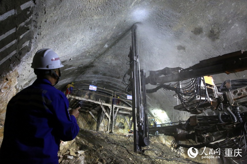 昭通隧道施工現(xiàn)場(chǎng)。人民網(wǎng)記者 劉政寧攝