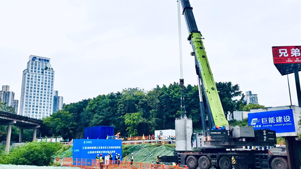 北環(huán)立交改造項目順利實現(xiàn)首次墩柱吊裝。重慶高速集團巨能集團供圖