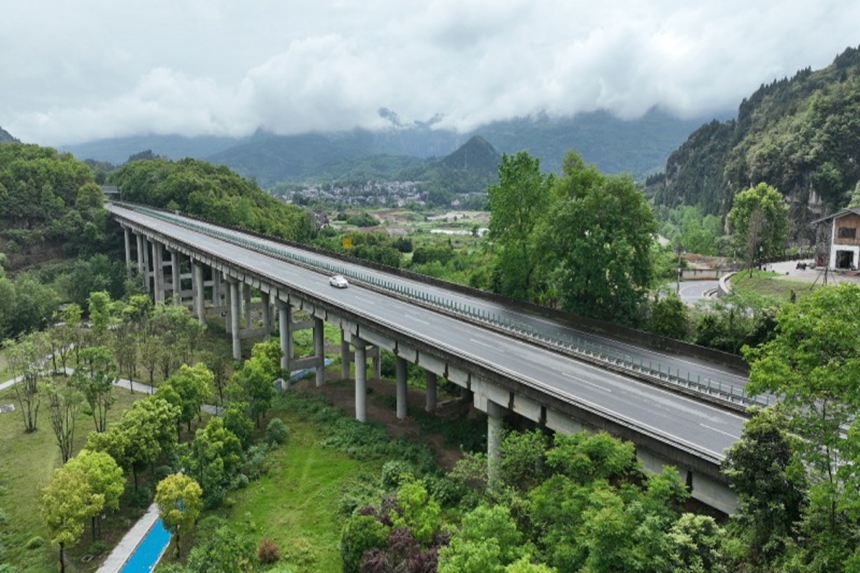 車輛暢行其間，景致迷人。胡程攝