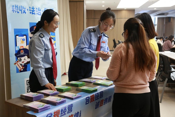 4月10日，在永川區(qū)稅費政策宣講活動現(xiàn)場，稅務人員為企業(yè)財務人員發(fā)放合規(guī)指引，講解相關稅費政策。馬艷波攝