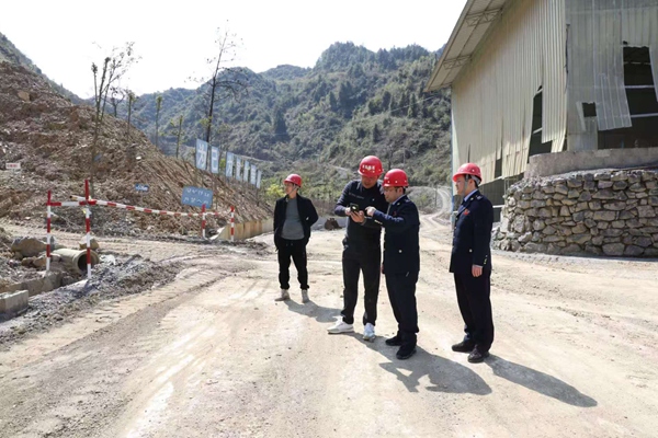 近日，秀山縣稅務人員來到平興砂石有限公司開展合規(guī)輔導。張雯慧攝