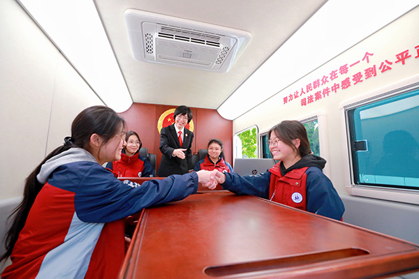 孩子們在車載便民法庭上模擬案件調(diào)解過程。開州區(qū)人民法院供圖