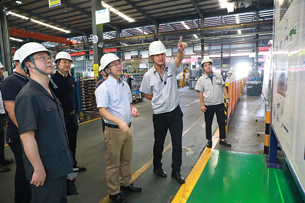 干警前往企業(yè)調(diào)查了解企業(yè)法治需求。開州區(qū)人民法院供圖