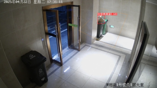 萬科物業(yè)在管小區(qū)的“AI大腦”自動識別出垃圾桶滿溢。萬科物業(yè)供圖