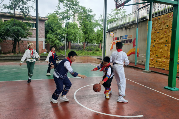 籃球場上的風(fēng)采躍動。雙福三小供圖