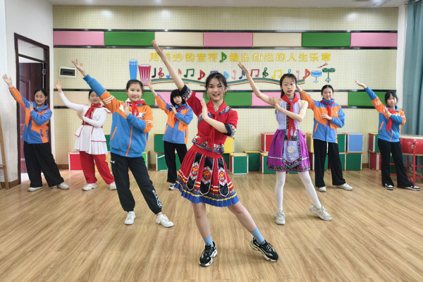 美娃俱樂部里的小老師。雙福三小供圖