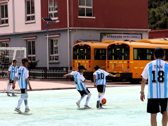 孩子們踢球訓(xùn)練日常。重慶市第十批援藏工作隊(duì)供圖