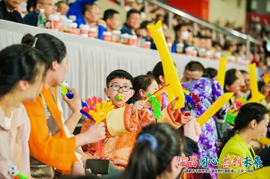 昌都孩子在觀眾席為銅梁龍足球隊(duì)加油。重慶銅梁龍足球俱樂(lè)部供圖