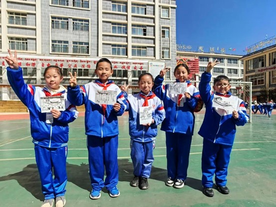 昌都孩子收到銅梁龍隊(duì)球員手寫的明信片。重慶銅梁龍足球俱樂(lè)部供圖