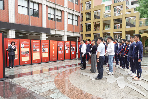 師生參觀“紅巖精神 永放光芒”主題展覽。重慶一中供圖