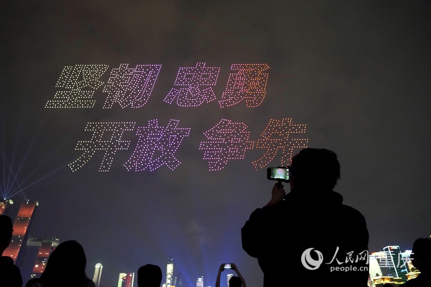 重慶“兩江四岸”啟動(dòng)常態(tài)化無(wú)人機(jī)燈光秀展演，吸引不少市民、游客前來(lái)觀賞。人民網(wǎng)記者 劉祎攝