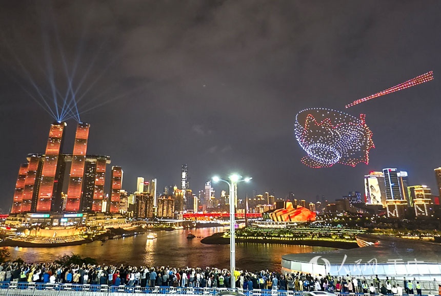 重慶“兩江四岸”啟動(dòng)常態(tài)化無(wú)人機(jī)燈光秀展演，吸引不少市民、游客前來(lái)觀賞。陳琦攝