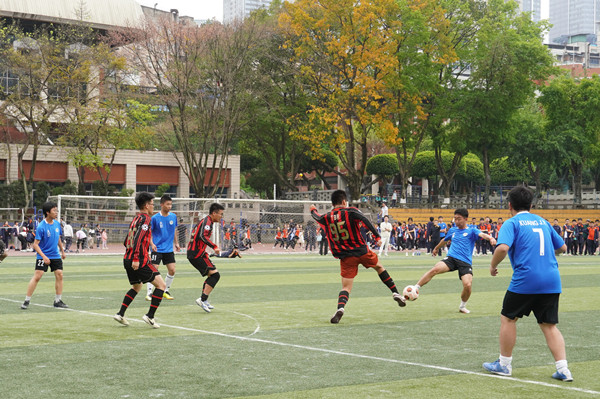 足球賽比拼。重慶一中供圖