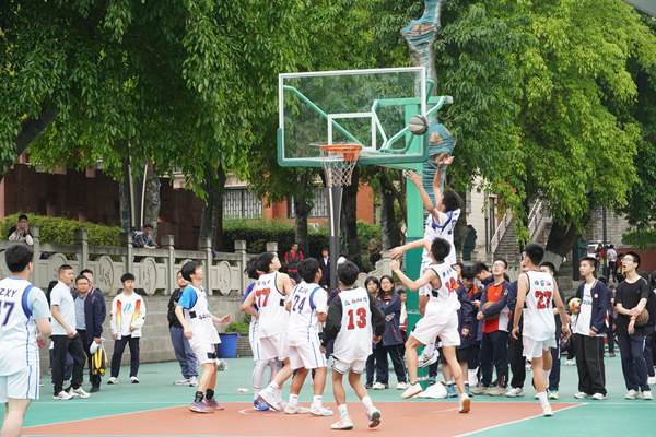 籃球賽拼搶。重慶一中供圖