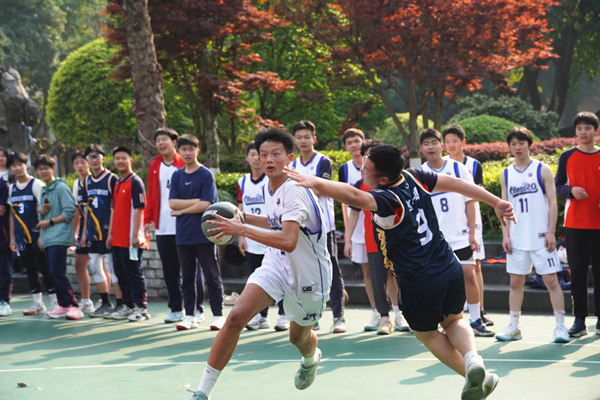 籃球賽拼搶。重慶一中供圖