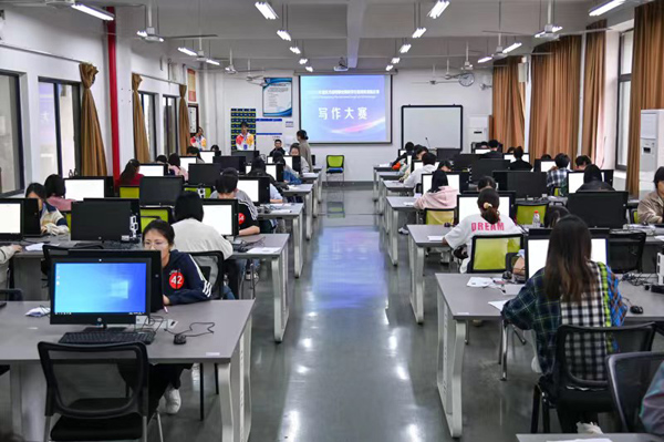 英語寫作比賽現(xiàn)場。重慶工程職業(yè)技術(shù)學(xué)院供圖