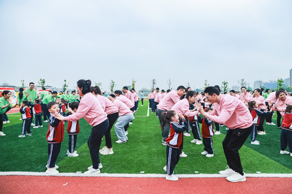 親子律動《奔跑吧少年》。朝陽幼兒園供圖