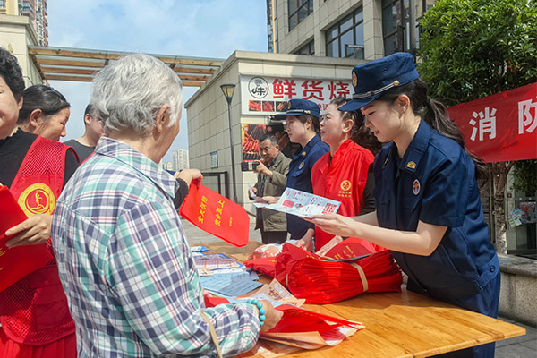 宣傳消防安全知識。重慶市涪陵區(qū)消防救援局供圖