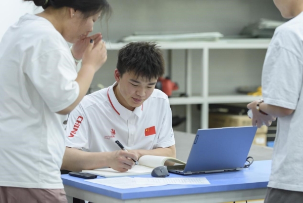 熊首鈺為學(xué)生簽名。重慶工商職業(yè)學(xué)院供圖