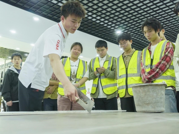 熊首鈺展示抹灰實(shí)操技巧。重慶工商職業(yè)學(xué)院供圖