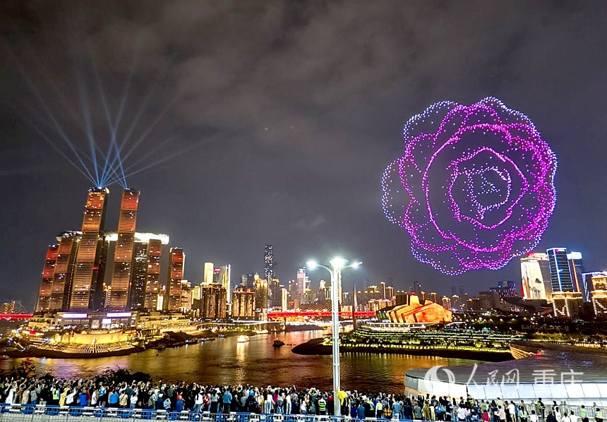 重慶“兩江四岸”啟動(dòng)常態(tài)化無(wú)人機(jī)燈光秀展演。陳琦攝