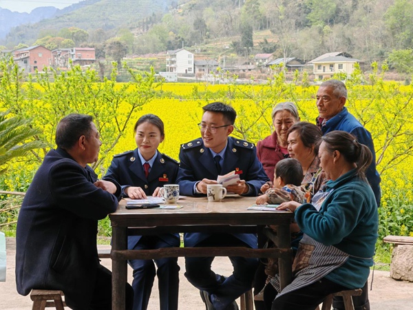 近日，南川區(qū)稅務人員走入田間地頭，講解涉農(nóng)稅費政策、社保繳費流程等內(nèi)容。楊寅攝