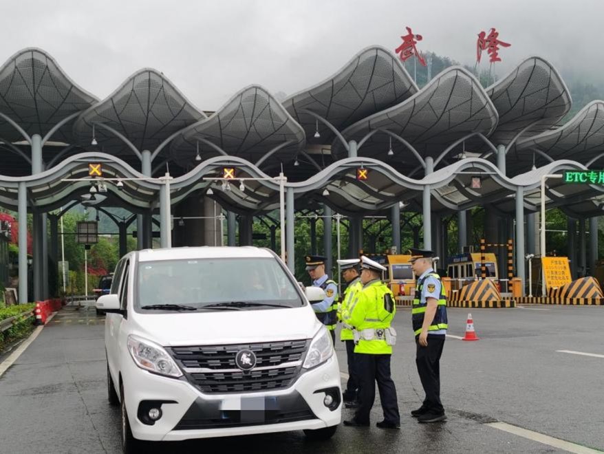 交通執(zhí)法人員和交巡警開展聯(lián)合執(zhí)法。重慶市交通執(zhí)法總隊(duì)供圖