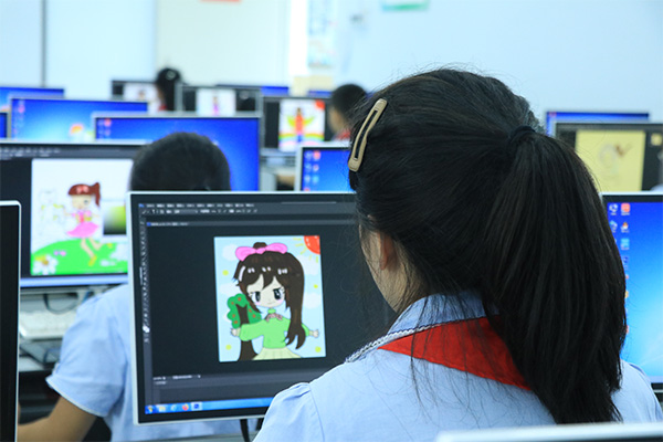 學(xué)生在書畫數(shù)字創(chuàng)客空間創(chuàng)作。江北區(qū)新村同創(chuàng)小學(xué)供圖