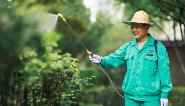 社區(qū)園林消毒。東原仁知服務(wù)供圖