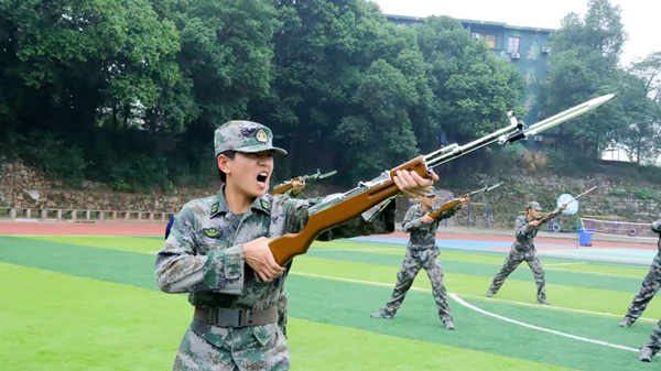 重慶華繡中等專業(yè)學(xué)校開(kāi)展隊(duì)列會(huì)操。重慶華繡中等專業(yè)學(xué)校供圖