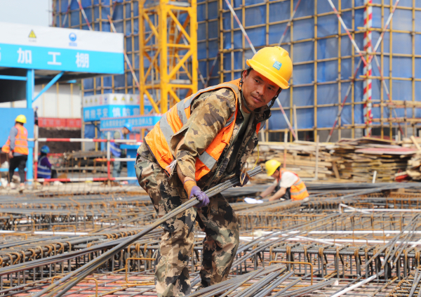 龍興安置房三期項目施工現(xiàn)場。中建六局供圖