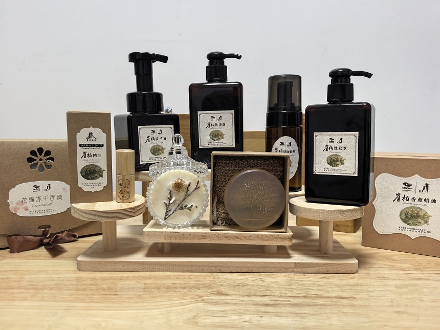 崖柏香料衍生品。王雷攝