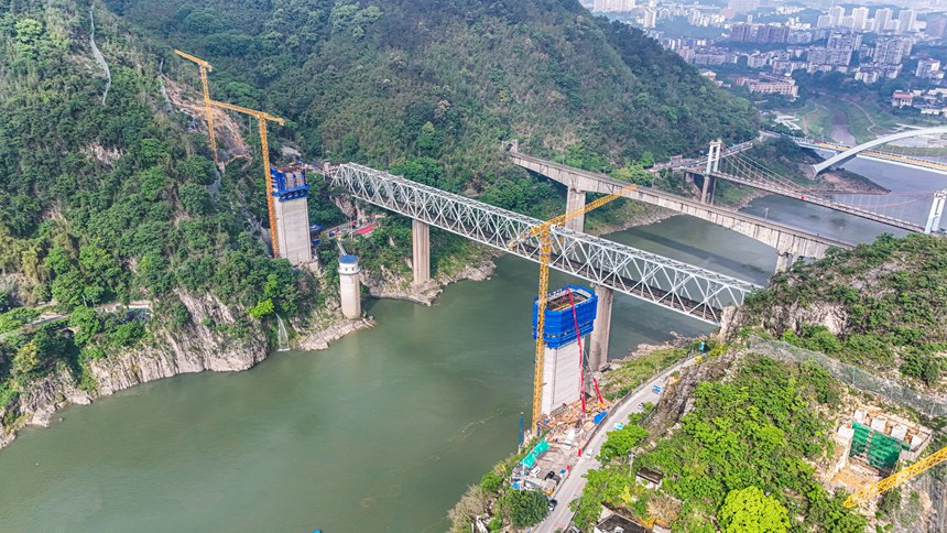 西渝高鐵嘉陵江特大橋施工現(xiàn)場。受訪單位供圖