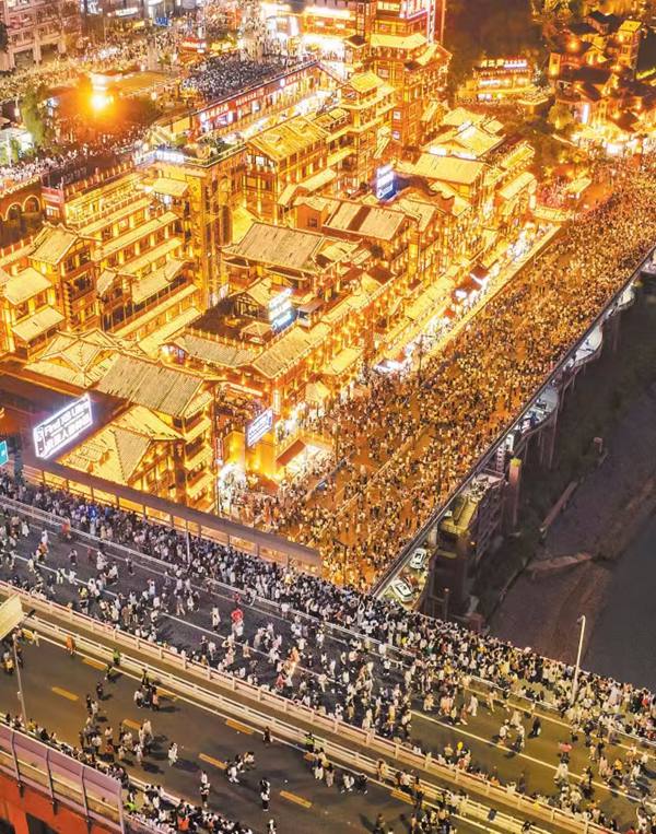 五一期間洪崖洞游人如織布。張錦輝攝/視覺重慶