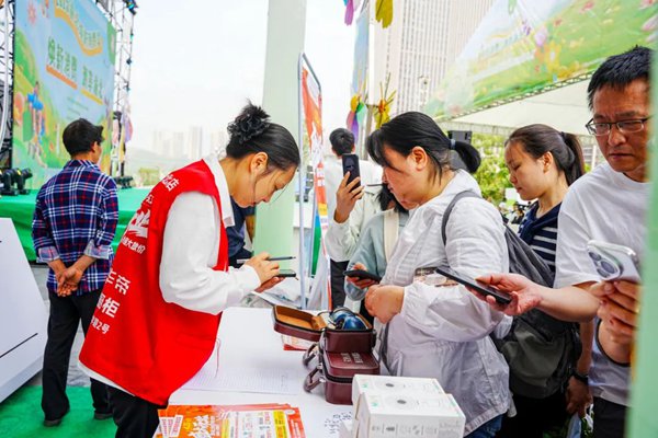 市民熱情參與2025渝北煥新消費季活動。渝北區(qū)商務委員會供圖