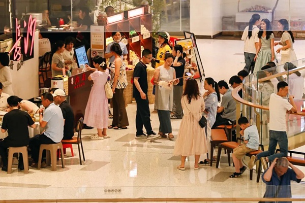 商圈里人流如織。渝北區(qū)商務委員會供圖