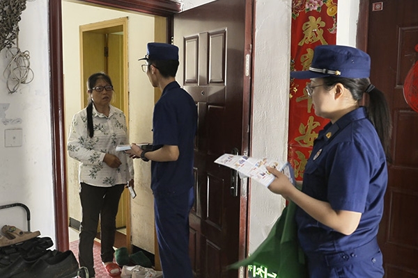 進(jìn)行電動(dòng)自行車消防安全宣傳。重慶市涪陵區(qū)消防救援局供圖