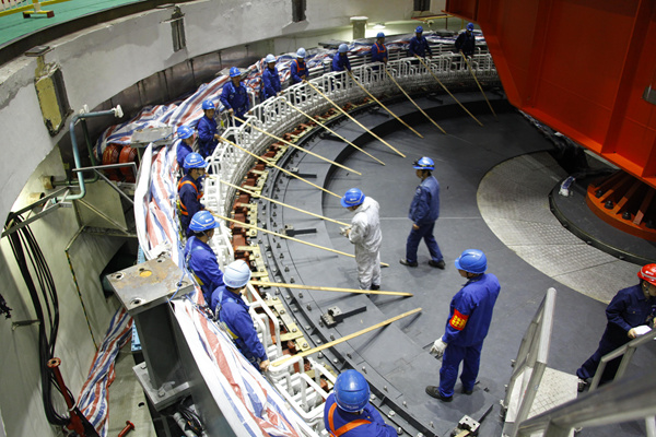 圖為烏江彭水水電站工作人員檢查電站機器運行情況。受訪企業(yè)供圖