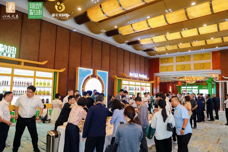 美食品鑒區(qū)吸引現(xiàn)場(chǎng)嘉賓駐足品鑒。