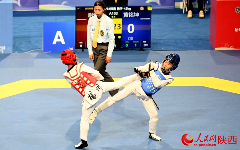 比賽現(xiàn)場(chǎng)，運(yùn)動(dòng)員激烈對(duì)決。人民網(wǎng)記者 白鴿攝