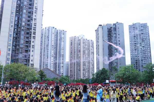 無人機(jī)飛行表演。張?jiān)磾z