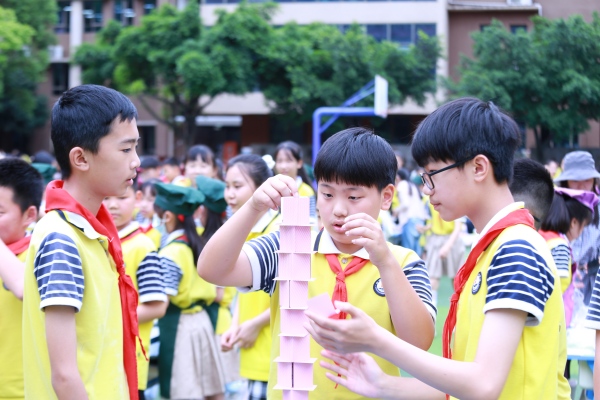 “小小建筑師”團(tuán)隊(duì)賽比賽現(xiàn)場(chǎng)。張?jiān)磾z