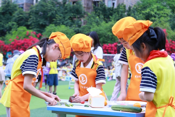 “水果拼盤”團(tuán)隊(duì)賽比賽現(xiàn)場(chǎng)。張?jiān)磾z