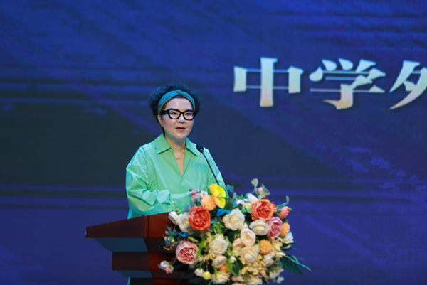 重慶市教育學(xué)會(huì)中學(xué)外語(yǔ)教學(xué)專業(yè)委員會(huì)秘書(shū)長(zhǎng)陳春暉作報(bào)告。主辦方供圖