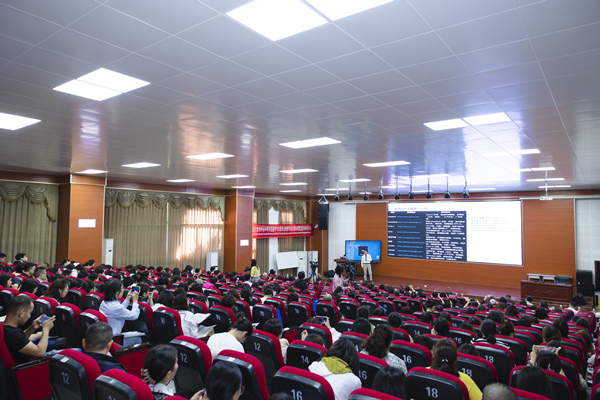 原魯東大學(xué)外國(guó)語(yǔ)學(xué)院副院長(zhǎng)、教師教育學(xué)院院長(zhǎng)蘇勇作專題講座。主辦方供圖